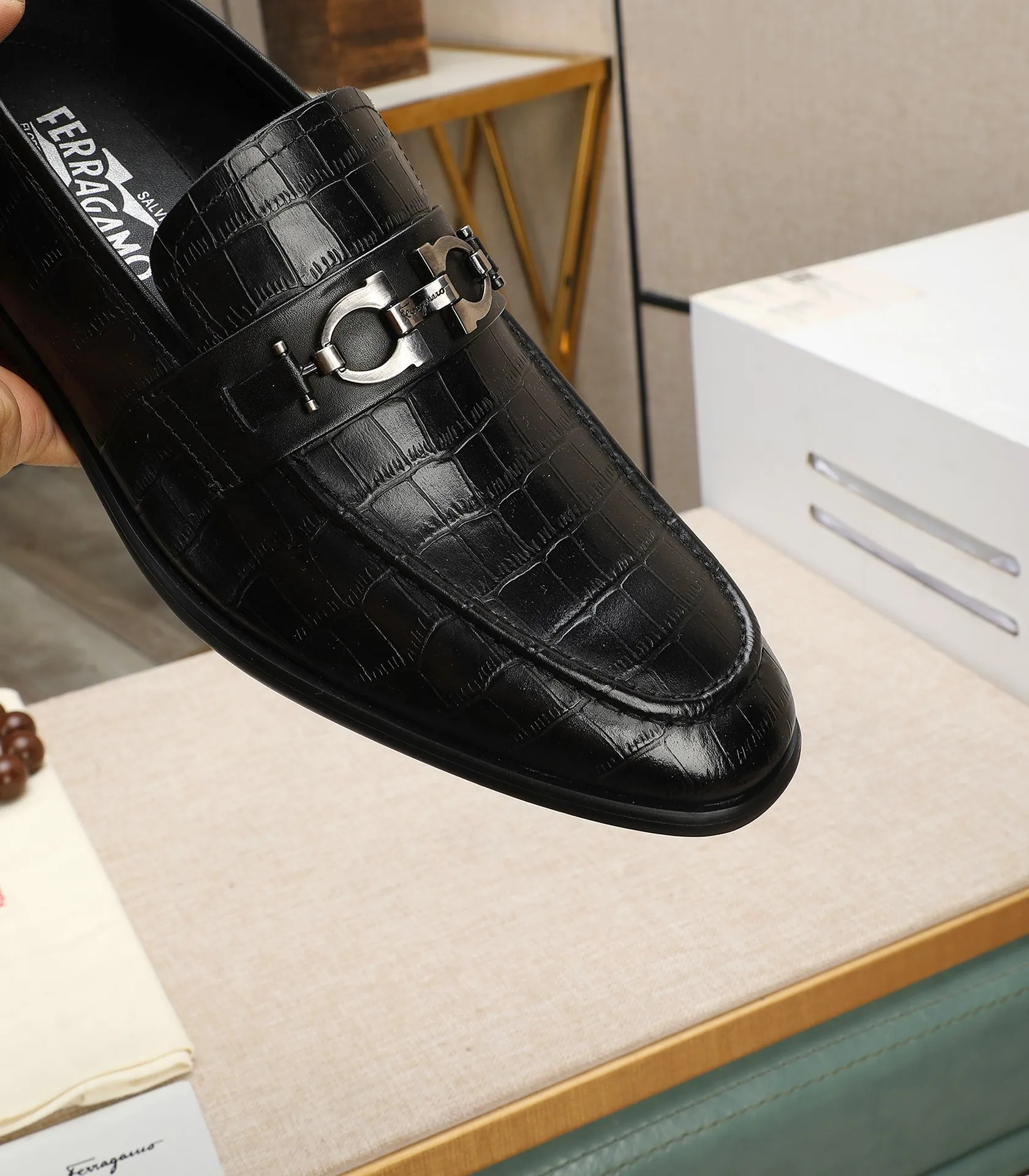 Men's shoes 💰540📛📛(water-dyed cowhide) Salvatore Ferragamo high-end (Salvatore Ferragamo) is the world's top luxury footwear brand. It comes from the fashion kingdom of Italy and is famous all over the world for its traditional handmade design and novel styles...🚶🏻🚶🏻New suit shoes are available simultaneously at the counter. This model is purely handmade. The fabric is imported from Italy's original first-layer cowhide. Soft water-dyed cowhide lining. Original authentic outsole🌀🌀Size: 38➖44 (45 customized)